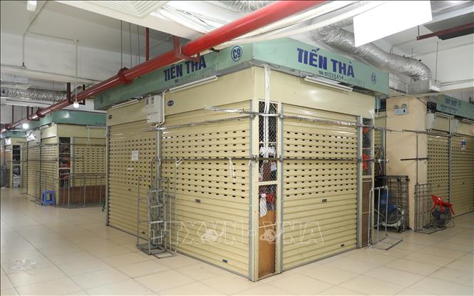 Nhiều gian hàng tại chợ Đồng Xuân đã đóng cửa tạm thời hoặc cho thuê lại mặt bằng giữa cao điểm chống hàng giả. Ảnh: Thành Phương – TTXVN