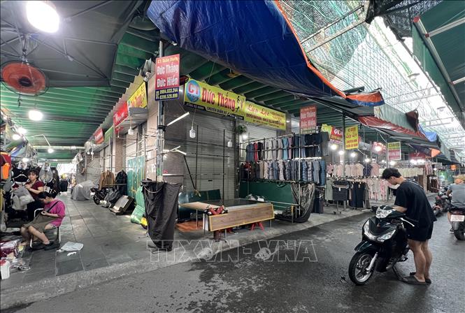 Nhiều cửa hàng tại khu vực chợ Ninh Hiệp (huyện Gia Lâm) đóng cửa. Ảnh: Thành Phương – TTXVN