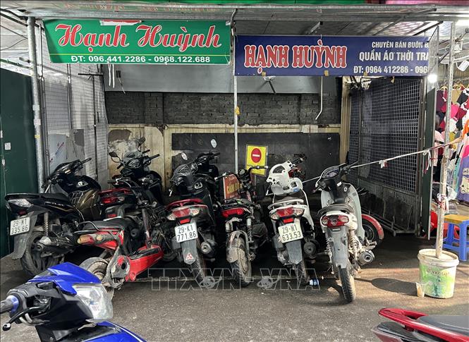 Nhiều cửa hàng tại khu vực chợ Ninh Hiệp biến thành bãi đỗ xe. Ảnh: Thành Phương – TTXVN
