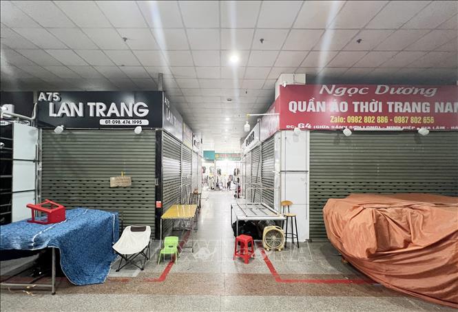 Nhiều cửa hàng tại TTTM chợ Sơn Long đóng cửa, cho thuê lại mặt bằng giữa cao điểm chống hàng giả. Ảnh: Thành Phương – TTXVN