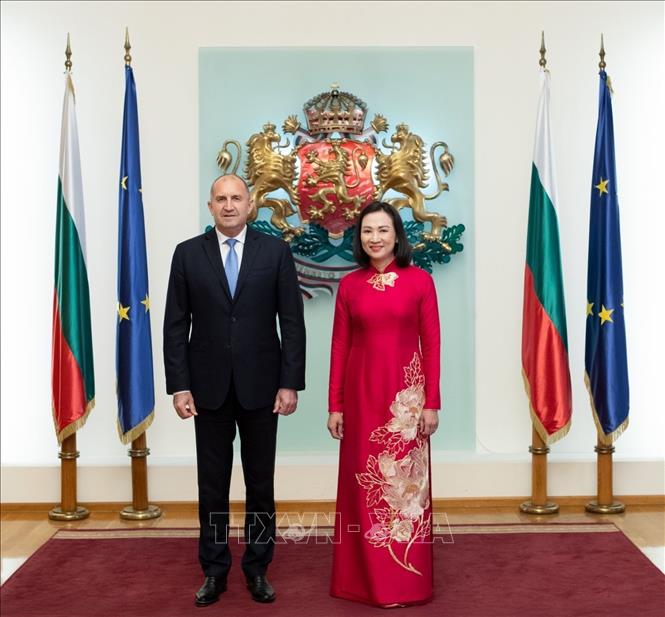 Đại sứ Việt Nam tại Bulgaria Nguyễn Minh Nguyệt chụp ảnh lưu niệm cùng Tổng thống Bulgaria Rumen Radev. Ảnh: ĐSQ cung cấp/TTXVN phát