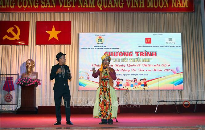 Tiết mục ảo thuật tại chương trình “Vui Tết thiếu nhi”. Ảnh: Thanh Vũ-TTXVN