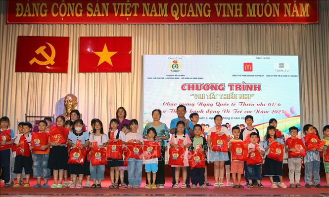 Trao quà cho các em thiếu nhi là con công nhân có hoàn cảnh khó khăn, người lao động ở các khu nhà trọ, khu lưu trú trên địa Thành phố. Ảnh: Thanh Vũ-TTXVN