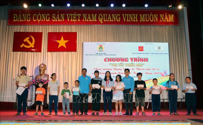 Trao quà trúng thưởng cho các em thiếu nhi tại chương trình “Vui Tết thiếu nhi”. Ảnh: Thanh Vũ-TTXVN