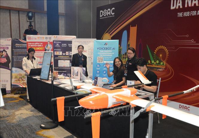 A space displaying advanced products and projects of Vietnamese and international businesses. VNA Photo: Văn Dũng