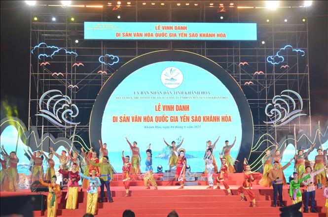 Chương trình nghệ thuật đặc sắc mang tên “Huyền tích Thánh mẫu Lê Thị Huyền Trâm” khai mạc buổi lễ. Ảnh: Đặng Tuấn – TTXVN