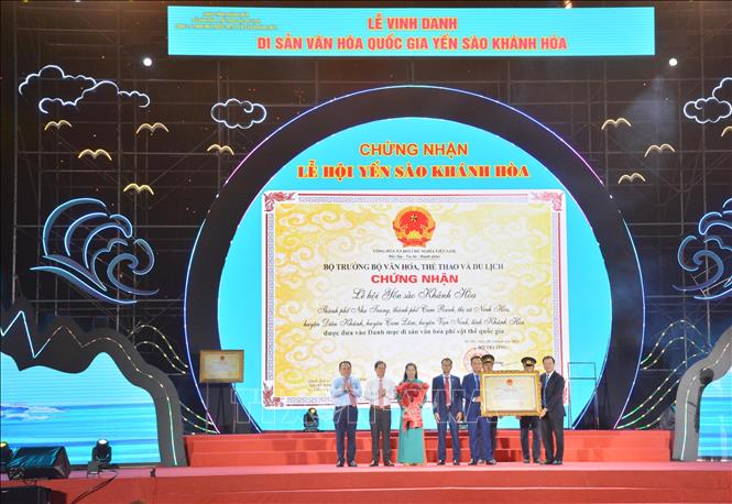 Trao chứng nhận Lễ hội Yến sào Khánh Hòa vào danh mục Di sản văn hóa phi vật thể quốc gia. Ảnh: Đặng Tuấn -TTXVN