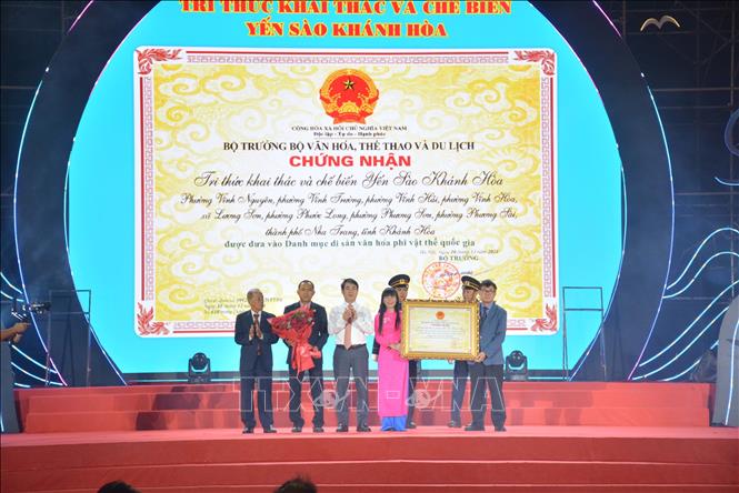 Trao chứng nhận Tri thức khai thác, chế biến Yến sào Khánh Hòa vào danh mục Di sản văn hóa phi vật thể quốc gia. Ảnh: Đặng Tuấn -TTXVN
