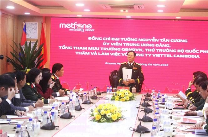 Trong khuôn khổ chuyến thăm, ngày 4/6/2025, Đại tướng Nguyễn Tân Cương thăm, làm việc tại Công ty Viettel Cambodia (Metfone) ở thủ đô Phnom Penh. Ảnh: Hoàng Minh- PV TTXVN tại Campuchia 