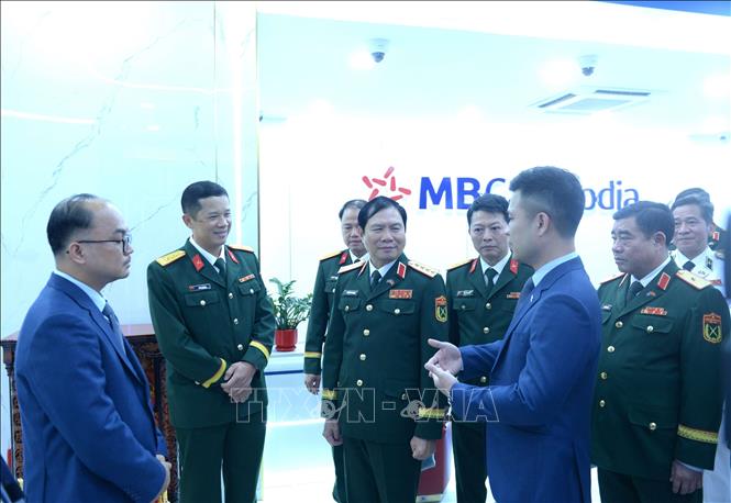 Đại tướng Nguyễn Tân Cương thăm, làm việc tại hội sở chính Ngân hàng Thương mại cổ phần Quân đội (MB) Campuchia ở thủ đô Phnom Penh. Ảnh: TTXVN phát 