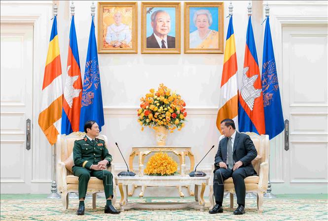 Đại tướng Nguyễn Tân Cương, Thứ trưởng Bộ Quốc phòng, Tổng Tham mưu trưởng QĐND Việt Nam tới chào xã giao Thủ tướng Vương quốc Campuchia Samdech Thipadei Hun Manet tại Cung Hòa Bình ở thủ đô Phnom Penh. Ảnh: TTXVN phát 