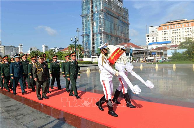 Đại tướng Nguyễn Tân Cương và Đoàn đại biểu Bộ Quốc phòng Việt Nam đến dâng hương, đặt vòng hoa tại Đài hữu nghị Việt Nam - Campuchia ở thủ đô Phnom Penh. Ảnh: TTXVN phát 