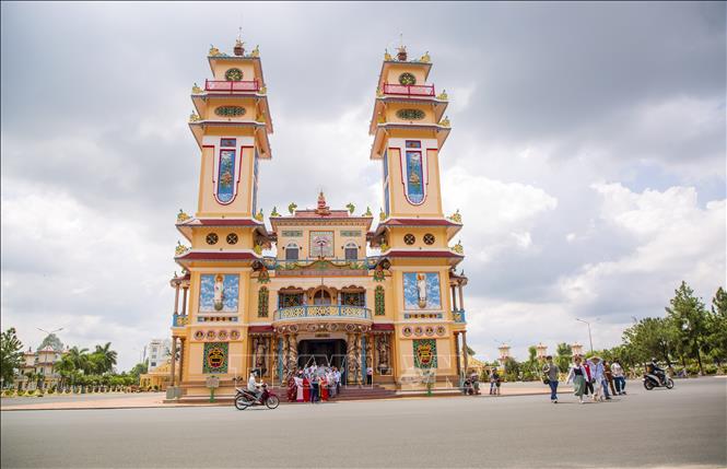 Tòa Thánh Cao Đài là công trình kiến trúc tôn giáo độc đáo, thu hút du khách bởi vẻ đẹp lạ mắt và không gian tâm linh thanh tịnh. Ảnh: Giang Phương - TTXVN