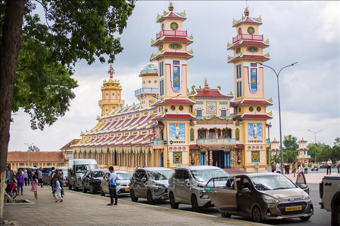 Lượng du khách đến tham quan Tòa Thánh Cao Đài Tây Ninh đông đúc ngày hè. Ảnh: Giang Phương - TTXVN
