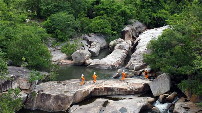 Đội Truyền tải điện Phan Rang trên đường kiểm tra tuyến đường dây 220kV Nha Trang – Tháp Chàm tại khu vực xã Phước Kháng, huyện Thuận Bắc. Ảnh: Huy Hùng - TTXVN