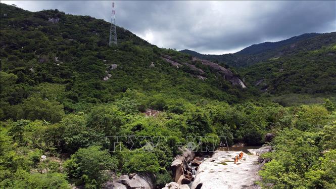 Đội Truyền tải điện Phan Rang trên đường tới kiểm tra tại vị trí cột 149, tuyến đường dây 220kV Nha Trang – Tháp Chàm, nằm ở độ cao hơn 1.000m so với mặt nước biển. Ảnh: Huy Hùng - TTXVN