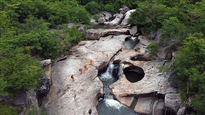 Với những người công nhân truyền tải điện, mỗi chuyến đi kiểm tra còn là cơ hội gắn bó với thiên nhiên, đồng đội và chính công việc của mình. Ảnh: Huy Hùng - TTXVN