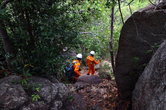 Mỗi lần kiểm tra thường là 2 người, mỗi ngày kiểm tra 10 - 12 vị trí cột. Ảnh: Huy Hùng - TTXVN