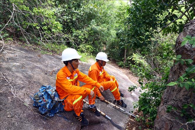 Cung đường để lên được VT 149, tuyến đường dây 220kV Nha Trang - Tháp Chàm thường mất hơn 2h đồng hồ, và chỉ nghỉ giải lao 1 lần để dưỡng sức. Ảnh: Huy Hùng - TTXVN
