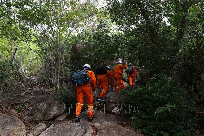 Đội Truyền tải điện Phan Rang thuộc Truyền tải điện Ninh Thuận trên đường đi kiểm tra tuyến đường dây 220kV Nha Trang – Tháp Chàm. Ảnh: Huy Hùng - TTXVN