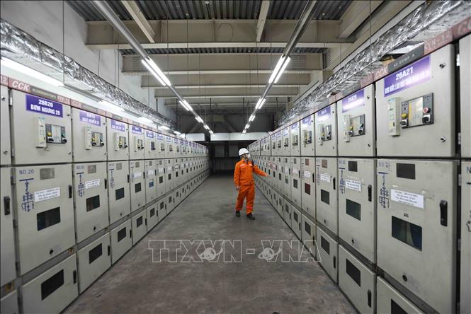Một ca trực vận hành cung cấp điện ở phòng điều hành phân phối điện của nhà máy, Công ty Cổ phần Nhiệt điện Hải Phòng tại xã Tam Hưng, huyện Thủy Nguyên, thành phố Hải Phòng. Ảnh: Vũ Sinh - TTXVN