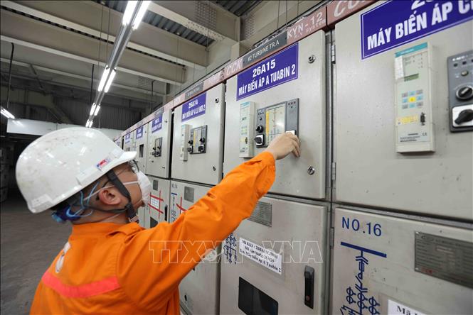 Trong ca trực vận hành cung cấp điện ở phòng điều hành phân phối điện của nhà máy, Công ty Cổ phần Nhiệt điện Hải Phòng tại xã Tam Hưng, huyện Thủy Nguyên, thành phố Hải Phòng. Ảnh: Phạm Hậu - TTXVN