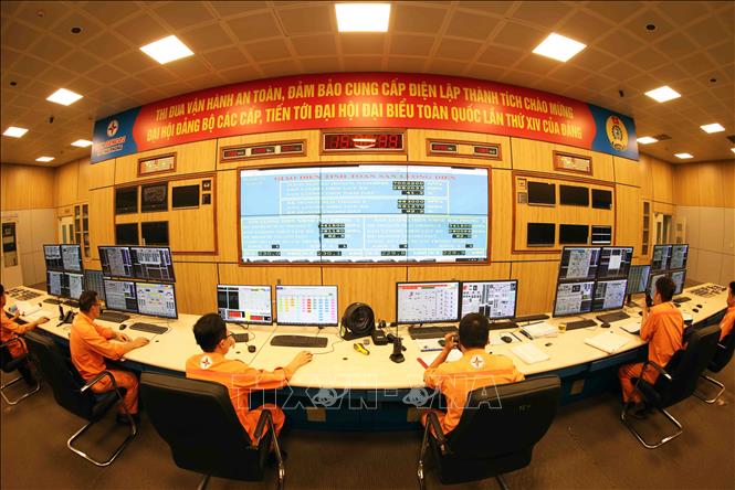 Trong ca trực vận hành cung cấp điện ở trung tâm điều hành sản xuất điện của nhà máy, Công ty Cổ phần Nhiệt điện Hải Phòng tại xã Tam Hưng, huyện Thủy Nguyên, thành phố Hải Phòng. Ảnh: Phạm Hậu - TTXVN