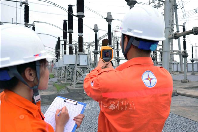 Trực vận hành cung cấp điện ở trạm biến áp 110kV, Công ty Cổ phần Nhiệt điện Hải Phòng tại xã Tam Hưng, huyện Thủy Nguyên, thành phố Hải Phòng. Ảnh: Phạm Hậu - TTXVN