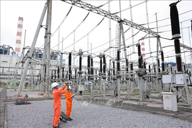 Trong ca trực vận hành cung cấp điện ở trạm biến áp 110kV, Công ty Cổ phần Nhiệt điện Hải Phòng tại xã Tam Hưng, huyện Thủy Nguyên, thành phố Hải Phòng. Ảnh: Vũ Sinh - TTXVN