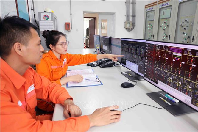 Trong ca trực vận hành cung cấp điện ở trạm biến áp 110kV, Công ty Cổ phần Nhiệt điện Hải Phòng tại xã Tam Hưng, huyện Thủy Nguyên, thành phố Hải Phòng. Ảnh: Vũ Sinh - TTXVN