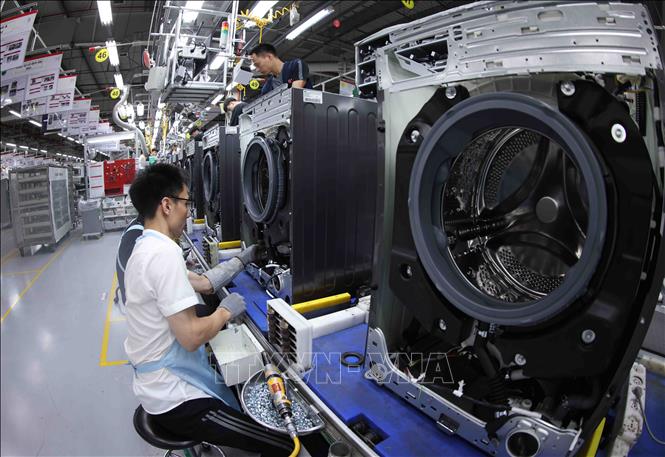 Dây chuyền lắp ráp máy giặt tại nhà máy của Công ty TNHH LG Electronics Việt Nam Hải Phòng. Ảnh: Vũ Sinh - TTXVN