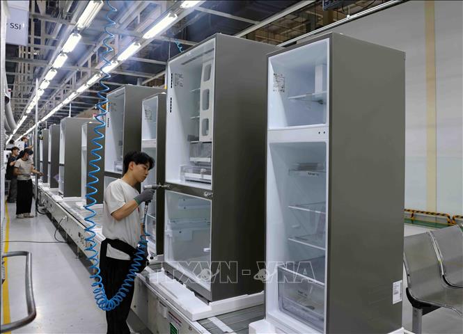Dây chuyền lắp ráp tủ lạnh tại nhà máy của Công ty TNHH LG Electronics Việt Nam Hải Phòng. Ảnh: Vũ Sinh - TTXVN