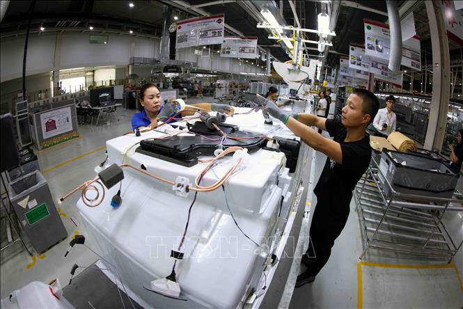 Lắp ráp tủ lạnh tại nhà máy của Công ty TNHH LG Electronics Việt Nam Hải Phòng. Ảnh: Vũ Sinh - TTXVN