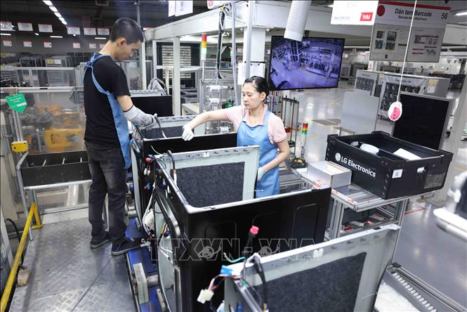Lắp ráp máy giặt tại nhà máy của Công ty TNHH LG Electronics Việt Nam Hải Phòng. Ảnh: Vũ Sinh - TTXVN