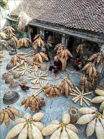 The work of fish-trap weaving is not only a source of income but also a cultural heritage of the Red River Delta. VNA Photo: Khánh Hòa
