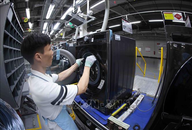 Dây chuyền lắp ráp máy giặt tại nhà máy của Công ty TNHH LG Electronics Việt Nam Hải Phòng. Ảnh: Vũ Sinh - TTXVN