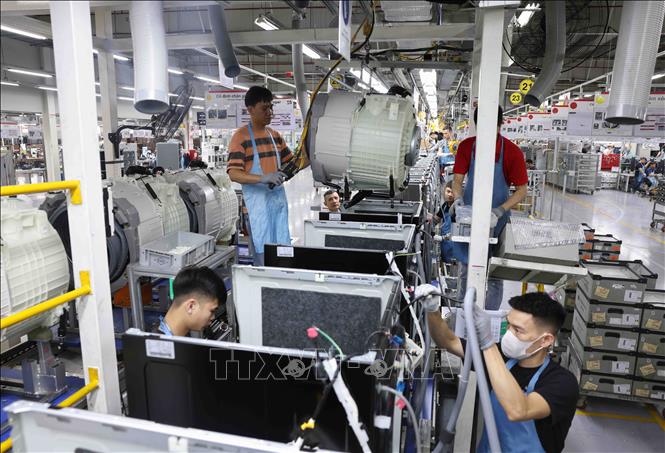 Lắp ráp máy giặt tại nhà máy của Công ty TNHH LG Electronics Việt Nam Hải Phòng. Ảnh: Vũ Sinh - TTXVN