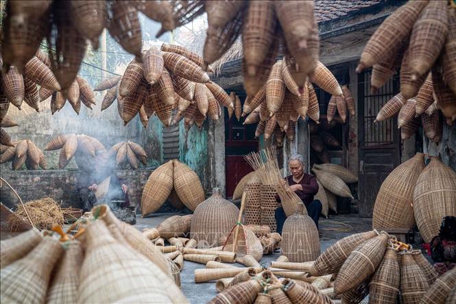 Fish trap weaving techniques require skills and numerous steps. VNA Photo: Khánh Hòa