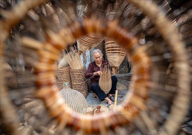 Fish trap weaving techniques require skills and numerous steps. VNA Photo: Khánh Hòa