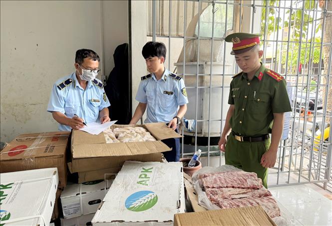Lực lượng chức năng kiểm tra các mặt hàng không rõ nguồn gốc xuất xứ. Ảnh: TTXVN phát