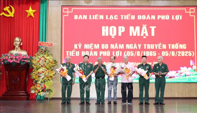 Ban tổ chức trao tặng Huy hiệu Tiểu đoàn Phú Lợi Anh hùng cho các cá nhân tiêu biểu. Ảnh: Văn Hướng - TTXVN