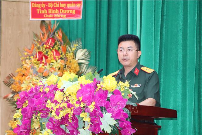 Đại tá Trần Văn Hùng, Phó Chính uỷ Bộ CHQS tỉnh Bình Dương, phát biểu tại buổi họp mặt. Ảnh: Văn Hướng - TTXVN