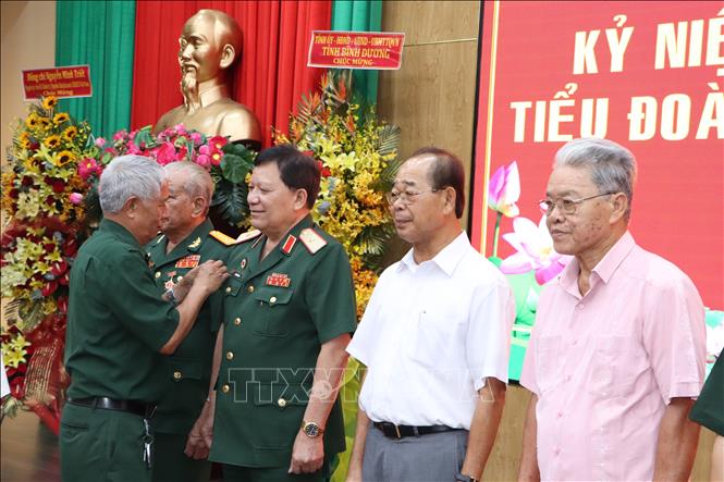 Ban tổ chức trao tặng Huy hiệu Tiểu đoàn Phú Lợi Anh hùng cho các cá nhân tiêu biểu. Ảnh: Văn Hướng - TTXVN