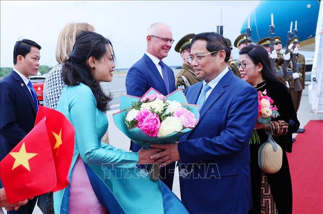 Cán bộ, nhân viên Đại sứ quán Việt Nam đón Thủ tướng Phạm Minh Chính và Phu nhân tại sân bay Lennart Meri Tallinna, thủ đô Tallinn. Ảnh: Dương Giang-TTXVN


