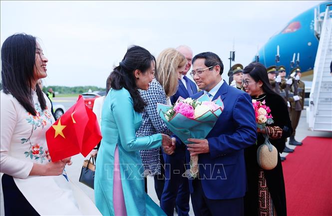 Cán bộ, nhân viên Đại sứ quán Việt Nam đón Thủ tướng Phạm Minh Chính và Phu nhân tại sân bay Lennart Meri Tallinna, thủ đô Tallinn. Ảnh: Dương Giang-TTXVN
