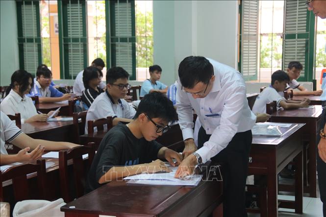 Giám thị kiểm tra thông tin thí sinh. Ảnh: Đức Tâm - TTXVN