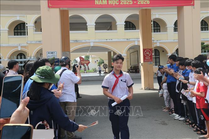 Thí sinh hoàn thành sớm bài thi môn Ngữ Văn tại điểm thi Trường THPT Nguyễn Đình Chiểu (thành phố Mỹ Tho, Tiền Giang). Ảnh: Đức Tâm - TTXVN