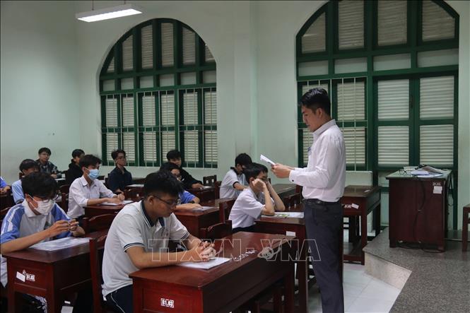 Giám thị phổ biến quy chế thi trước giờ làm bài tại Tiền Giang. Ảnh: Đức Tâm - TTXVN