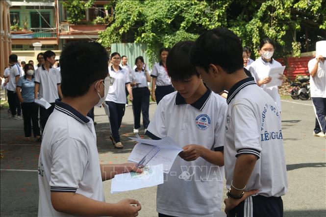 Thí sinh tại điểm thi THPT Nguyễn Đình Chiểu (thành phố Mỹ Tho, Tiền Giang) trao đổi sau khi hoàn thành môn thi đầu tiên. Ảnh: Đức Tâm - TTXVN