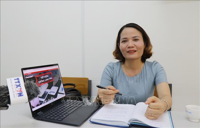 Tiến sỹ Nguyễn Thị Huyền, Trưởng Khoa Kinh tế, Trường Đại học Phạm Văn Đồng trao đổi về bài viết Thực hành tiết kiệm của Tổng Bí thư Tô Lâm. Ảnh: Phạm Cường-TTXVN